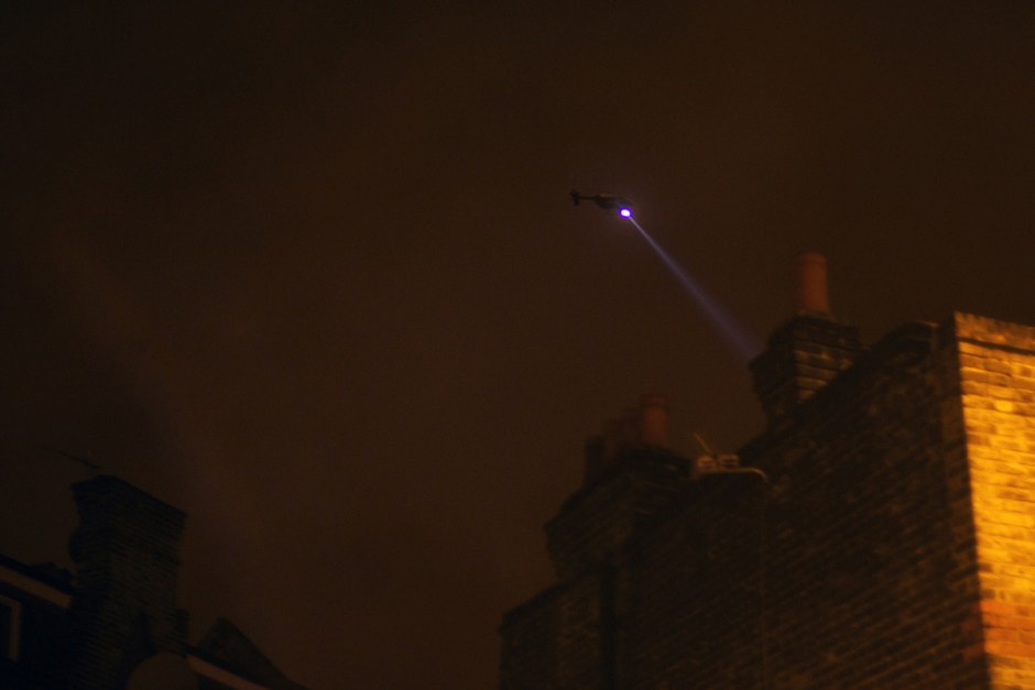England, London, 08 August 2011Clarence Road.One of many police helicopters over Hackney.Angleterre, Londres, 08 ao˚t 2011Clarence Road.L'un des nombreux hÈlicopters de la police vole au dessus du quartier de Hackney.Michael Grieve / Agence VU