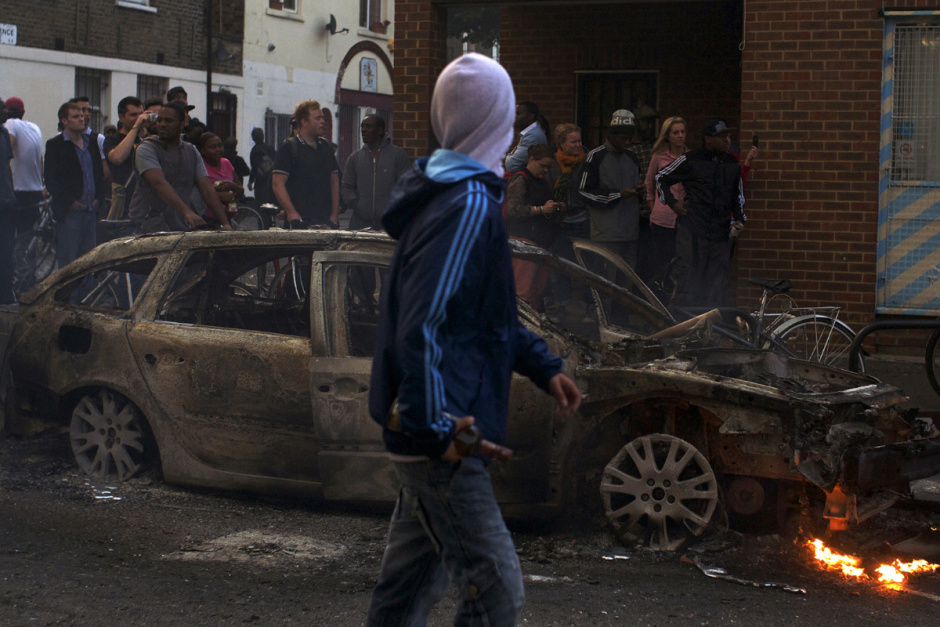 England, London, 08 August 2011Clarence Road.Burnt out car with locals looking.Angleterre, Londres, 08 ao˚t 2011Clarence Road.Voiture incendiÈe observÈe par les habitants.Michael Grieve / Agence VU