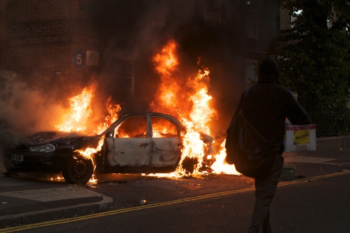 England, London, 08 August 2011Burning car on Clarence Road.Angleterre, Londres, 08 ao˚t 2011Voiture incendiÈe sur Clarence Road.Michael Grieve / Agence VU