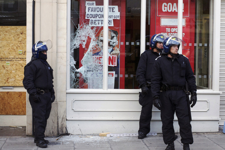 England, London, 08 August 2011Police outside Ladbrokes betting shop on Mare Street.Angleterre, Londres, 08 ao˚t 2011Des policiers devant la devanture brisÈe d'un magasin de paris de Mare Street.Michael Grieve / Agence VU
