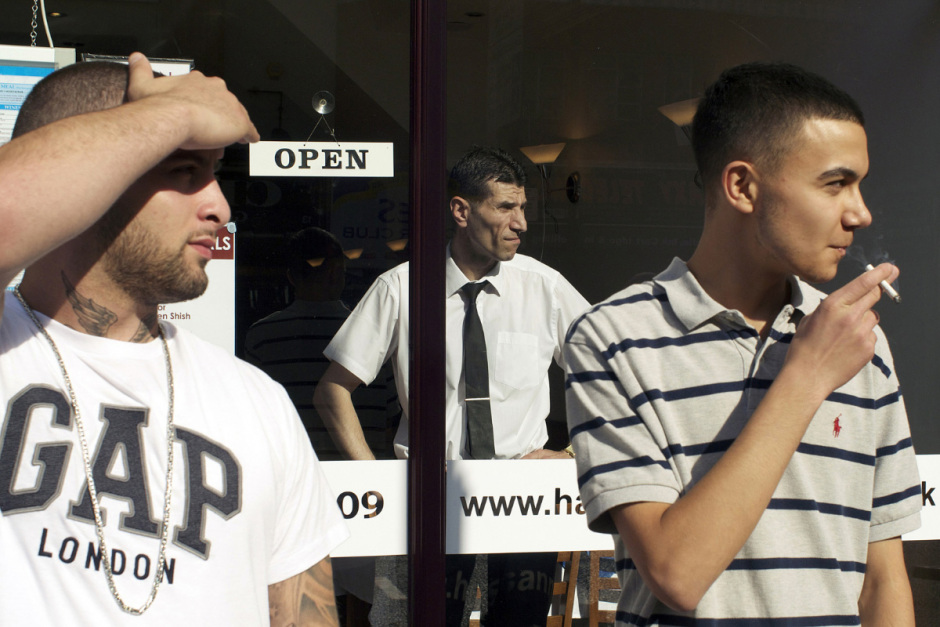 England, London, 09 August 2011Kingsland Road.Turks standing guard outside their shops and waiting for the rioters/looters.Angleterre, Londres, 09 ao˚t 2011Kingsland Road.Des turcs attendent les Èmeutiers devant leurs magasins.Michael Grieve / Agence VU