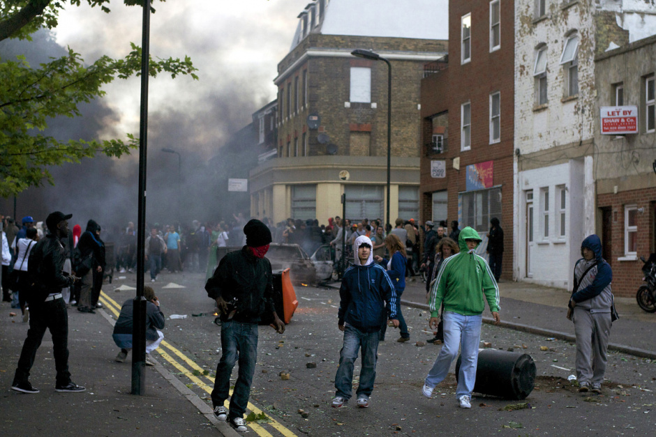 England, London, 08 August 2011Clarence Road.Rioters at the top end of the street confronting riot police.Angleterre, Londres, 08 ao˚t 2011Clarence Road.Des Èmeutiers au bout de la rue affrontent la police anti-Èmeute.Michael Grieve / Agence VU