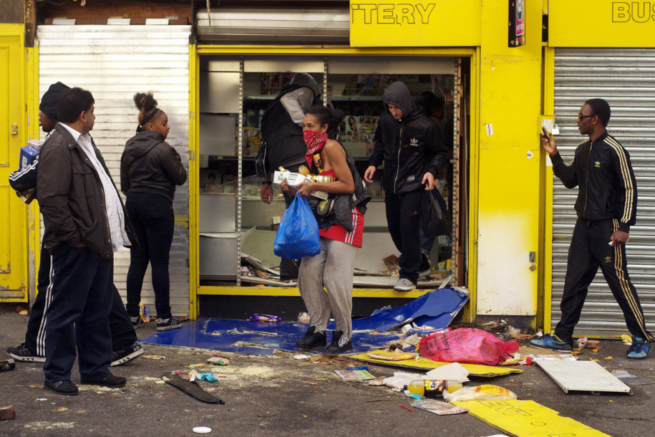 England, London, 08 August 2011Clarence Road.Looters.Angleterre, Londres, 08 ao˚t 2011Clarence Road.Pilleurs.Michael Grieve / Agence VU