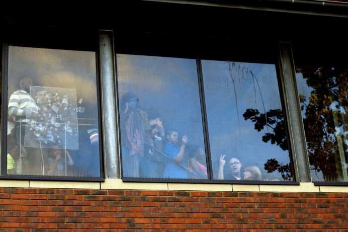 England, London, 08 August 2011Clarence Road.Residents look below at violence.Angleterre, Londres, 08 ao˚t 2011Clarence Road.Les habitants observent les Èmeutes.Michael Grieve / Agence VU
