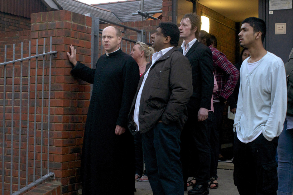 England, London, 08 August 2011Clarence Road.Rector of Hackney with local residents looks at the violence with dismay.Angleterre, Londres, 08 ao˚t 2011Clarence Road.Le pasteur de Hackney et des habitants du quartier observent avec consternation les Èmeutes.Michael Grieve / Agence VU