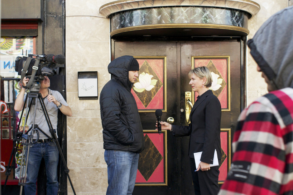England, London, 09 August 2011Kingsland Road.Turkish shop owners protecting their shop on Kingsland Road. Turk being interviewed.Angleterre, Londres, 09 ao˚t 2011Kingsland Road.Les propriÈtaires turcs protËgent leurs magasins de Kingsland Road. Un propriÈtaire turc est interviewÈ.Michael Grieve / Agence VU