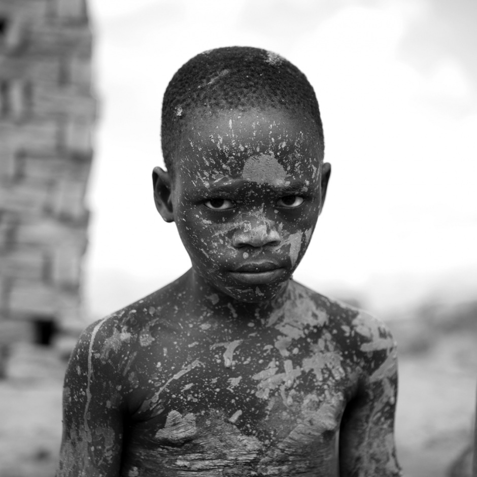 Burundi, Bujumbura, Buhumba bricks production site, November 2011Jean Claude Nkurunziza 9 years old, is making bricks at the production site.Jean Claude's mother killed his father after years of beating. She is now in Mpimba prison. Leaving her eight children to look after themselves. The Sisters work in the field in order to feed the youngest while the oldest brother doesn't help. Jean Claude lives with his aunt and cousins and has to work 13 hours, making 900 to 1000 bricks a day to earn 1500 burundian francs (about 1.2 US dollar). Just enough to buy him a fritter... Later, he wants to go to school to become a pilot. Burundi, Bujumbura, fabrique de briques de Buhomba, novembre 2011Jean Claude Nkurunziza, 9 ans.La mËre de Jean Claude a tuÈ son pËre aprËs avoir ÈtÈ battue pendant des annÈes, et est maintenant dÈtenue ‡ la prison de Mpimba. En son absence, ces huit enfants s'en sortent comme ils peuvent. Tandis que les soeurs travaillent dans les champs et parviennent parfois ‡ acheter ‡ manger aux plus petits, l'ainÈ, mariÈ, ne leur vient pas en aide. Jean Claude vit avec sa tante et ses cousins, mais puisque il n'y a pas de quoi nourrir tout le monde, il fabrique 900 ‡ 1000 briques par jour (en travaillant pendant 13 heures) pour gagner la somme de 1500 francs burundais (1.2 dollar US). Juste de quoi s'acheter un beignet... Plus tard, il voudrait aller ‡ l'Ècole pour devenir pilote d'avions.Martina Bacigalupo / Agence VU