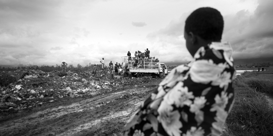 Burundi, Buturere, Bujumbura's dump, November 2011Jeanne Barakamfitiye, a 15 years old orphan, tries to find something to eat or to sell in the dump. Jeanne lives with her aunt who exploits her as a servant. She belongs to the most marginalized and destitute ethnic group in Burundi, the Batwas, which represent 3% of the population. Burundi, Buturere, Bujumbura, novembre 2011Jeanne Barakamfitiye, une orpheline de 15 ans, essaye de trouver quelque chose ‡ manger ou ‡ vendre ‡ la dÈcharge.Jeanne vit chez sa tante qui l'exploite comme servante. Elle appartient ‡ la plus dÈmunie et la plus marginalisÈe des ethnies burundaises, les Batwa, qui reprÈsentent 3% de la population.Martina Bacigalupo / Agence VU