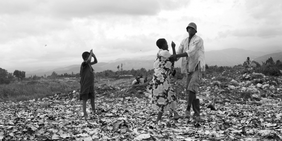 Burundi, Buturere, Bujumbura's dump, November 2011Jeanne Barakamfitiye, a 15 years old orphan, tries to find something to eat or to sell in the dump. Here, one of the dump chiefs is giving her a hard time.Jeanne lives with her aunt who exploits her as a servant. She belongs to the most marginalized and destitute ethnic group in Burundi, the Batwas, which represent 3% of the population. Burundi, Buturere, Bujumbura, novembre 2011Jeanne Barakamfitiye, une orpheline de 15 ans, essaye de trouver quelque chose ‡ manger ou ‡ vendre ‡ la dÈcharge tandis que l'un des chefs la maltraite. Jeanne vit chez sa tante qui l'exploite comme servante. Elle appartient ‡ la plus dÈmunie et la plus marginalisÈe des ethnies burundaises, les Batwa, qui reprÈsentent 3% de la population.Martina Bacigalupo / Agence VU