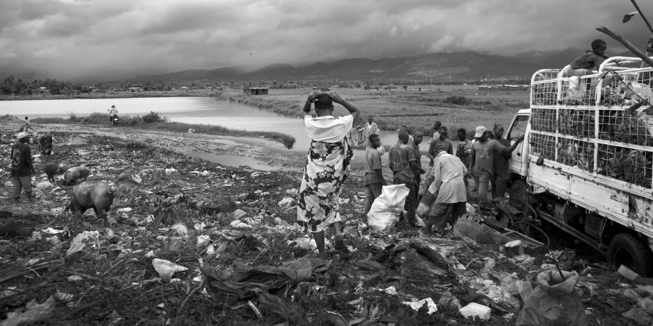 Burundi, Buturere, Bujumbura's dump, November 2011Jeanne Barakamfitiye, a 15 years old orphan, tries to find something to eat or to sell in the dump. Jeanne lives with her aunt who exploits her as a servant. She belongs to the most marginalized and destitute ethnic group in Burundi, the Batwas, which represent 3% of the population. Burundi, Buturere, Bujumbura, novembre 2011Jeanne Barakamfitiye, une orpheline de 15 ans, essaye de trouver quelque chose ‡ manger ou ‡ vendre ‡ la dÈcharge.Jeanne vit chez sa tante qui l'exploite comme servante. Elle appartient ‡ la plus dÈmunie et la plus marginalisÈe des ethnies burundaises, les Batwa, qui reprÈsentent 3% de la population.Martina Bacigalupo / Agence VU