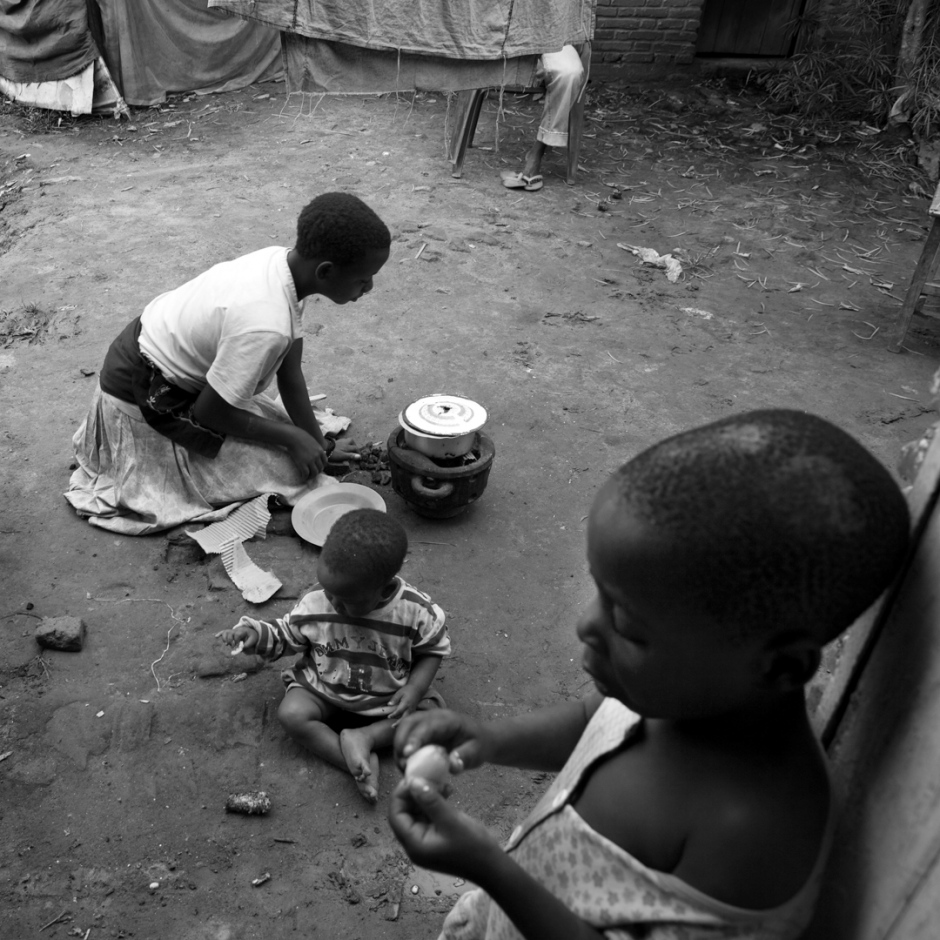 Burundi, Buturere, Batwa's location, November 2011Jeanne Barakamfitiye, a 15 years orphan, is cooking for her aunt and cousins. She spends her days washing her cousin's clothes and looking for something to eat or sell in the garbage dump. Jeanne belongs to the most marginalized and destitute ethnic group in Burundi, the Batwas, which represent 3% of the population. Burundi, Buturere, Site des Batwa, novembre 2011Jeanne Barakamfitiye, une orpheline de 15 ans, prÈpare le repas pour ses cousins et sa tante.Elle passe ses matinÈes ‡ laver les habits de ses cousins et part l'aprËs midi pour la dÈcharge publique en quÍte de quelque chose ‡ manger ou ‡ vendre. Elle appartient ‡ la plus dÈmunie et la plus marginalisÈe des ethnies burundaises, les Batwa, qui reprÈsentent 3% de la population.Martina Bacigalupo / Agence VU