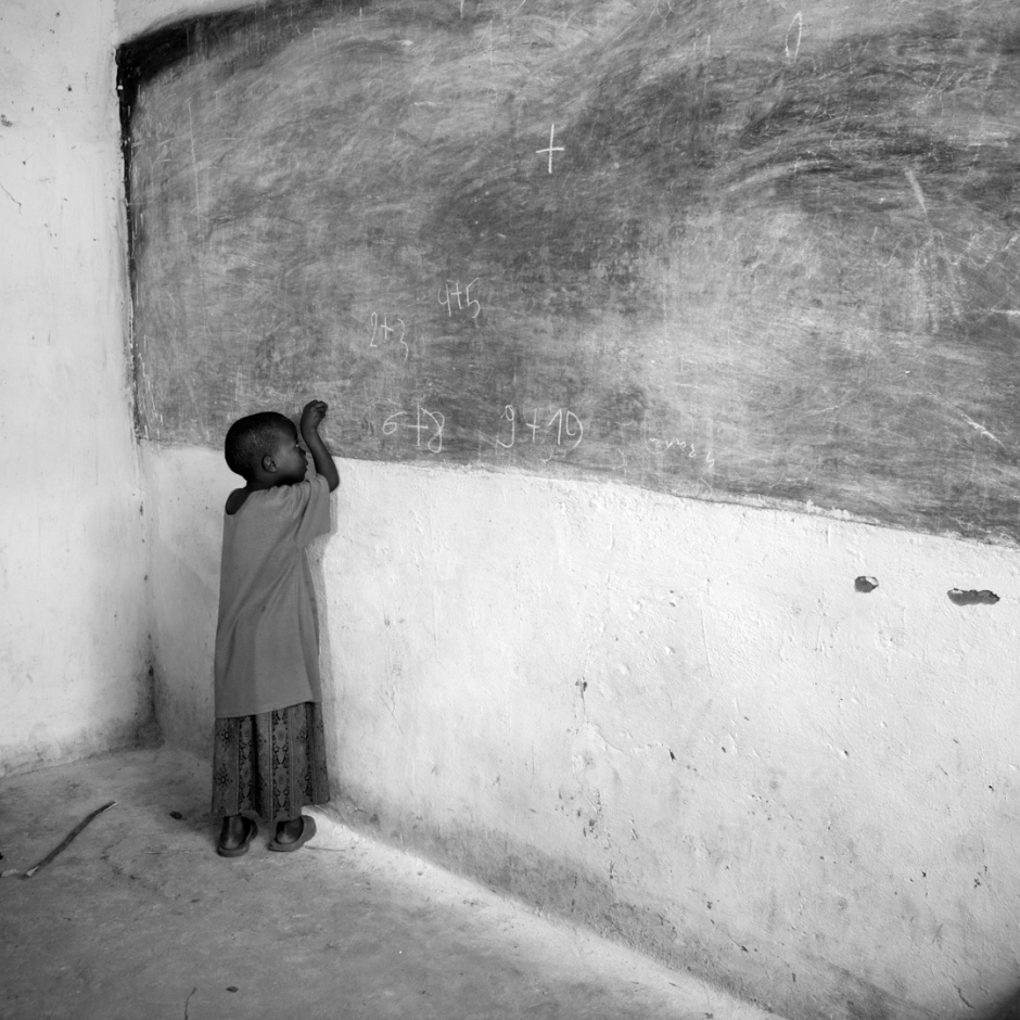 Burundi, Bujumbura, Buterere, December 2011Pantagruel School.Jadine Miburo, 6 years old, worked in a brickyard with her sister. Now the two of them go to school.Burundi , Bujumbura, Buterere, dÈcembre 2011Ecole Pantagruel.Jadine Miburo, 6 ans, travaillait ‡ la briqueterie avec sa soeur. Les deux filles sont dÈsormais scolarisÈes.Martina Bacigalupo / Agence VU