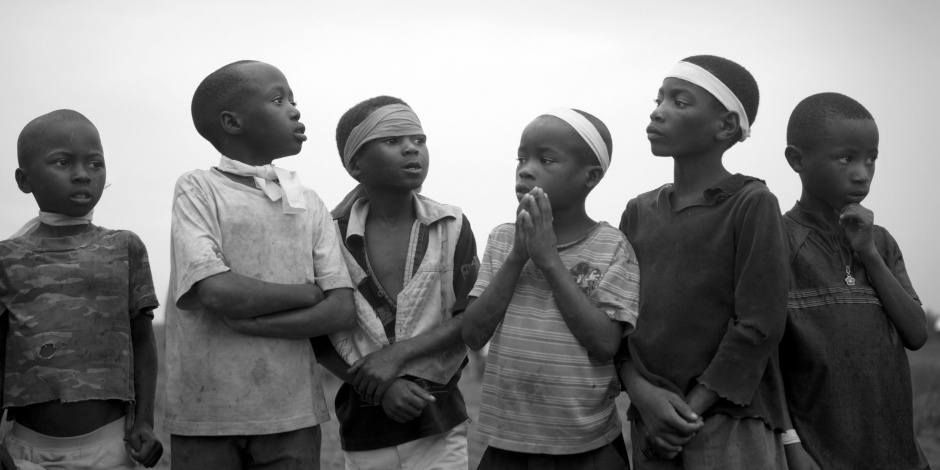 Burundi, Bujumbura, Buhomba, November 2011Audrick Nishimwe (center), 8 years old, and Joseph Hakizimana (right), 7 years old, during the activities provided by Fabrice (Sport Without Borders).Burundi, Bujumbura, Buhomba, novembre 2011Audrick Nishimwe (au centre), 8 ans, et Joseph Hakizimana (‡ droite), 7 ans, pendant les activitÈs organisÈes par Fabrice (Sport Sans FrontiËres).Martina Bacigalupo / Agence VU