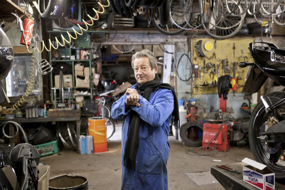 France, Maison Laffitte, 26 April 2012From the book "Chevaleresque".Hugues Pinsard, Terrier, 65, 168 cm, 76 kg.France, Maison Laffitte, 26 avril 2012Issue du livre "Chevaleresque".Hugues Pinsard, Terrier, 65 ans, 168 cm, 76 kg.Rip Hopkins / Agence VU