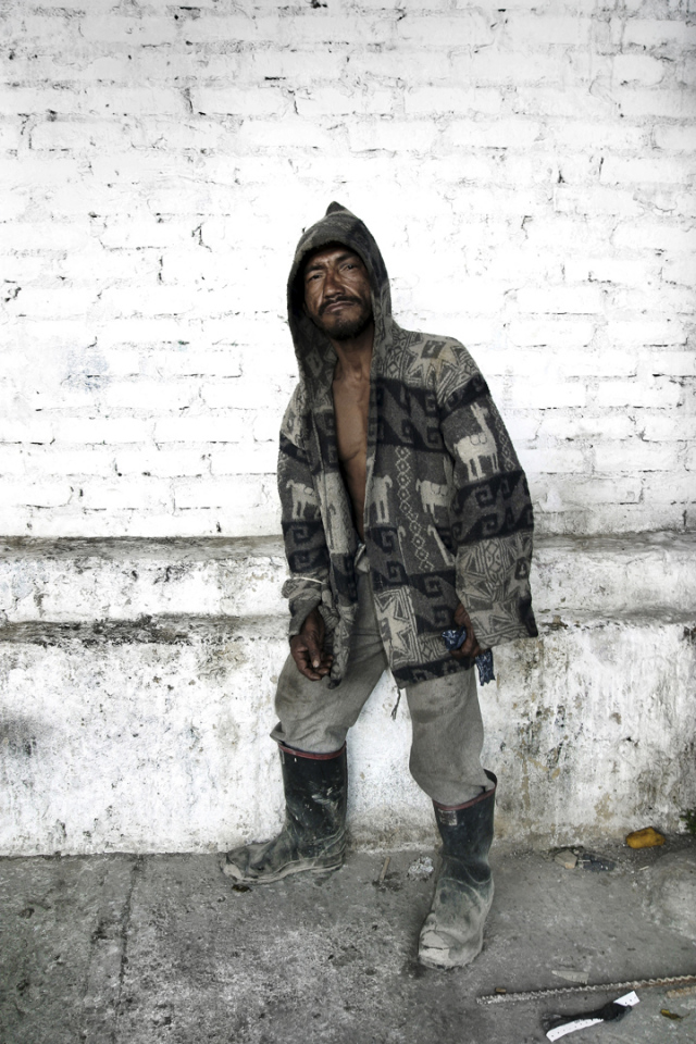 Colombia, Bogota, 25 November 2004From the series "Altras del Muro".Backstreet Hobbit.Colombia, Bogota, 25 novembre 2004Issue de la sÈrie "Altras del Muro".Backstreet Hobbit.Stanislas Guigui / Agence VU