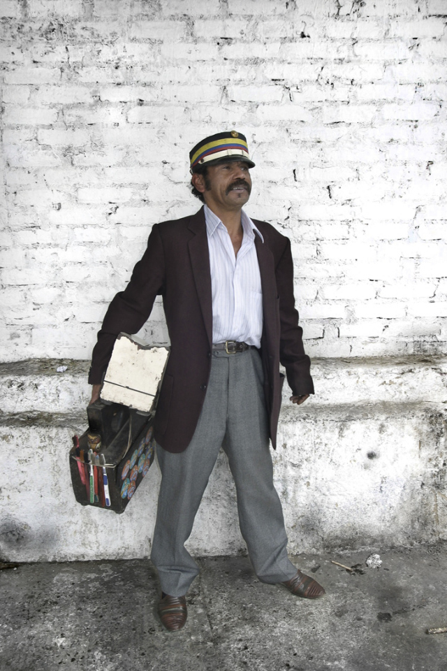 Colombia, Bogota, 25 November 2004From the series "Altras del Muro".Lustrabotas.Colombia, Bogota, 25 novembre 2004Issue de la sÈrie "Altras del Muro".Lustrabotas.Stanislas Guigui / Agence VU