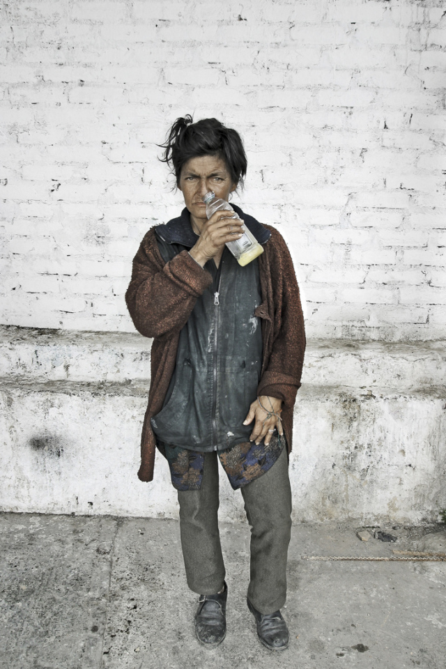 Colombia, Bogota, 25 November 2004From the series "Altras del Muro".Loca Pegantera.Colombia, Bogota, 25 novembre 2004Issue de la sÈrie "Altras del Muro".Loca Pegantera.Stanislas Guigui / Agence VU