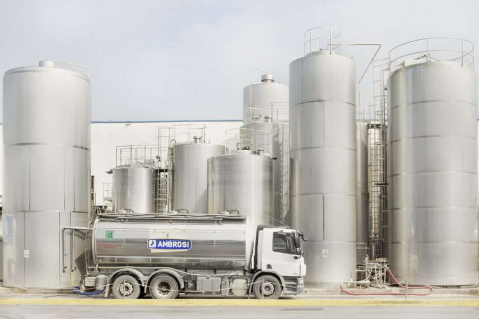 Italy, Brescia, September 9th 2014Ambrosi Company. Receiving milk.Italie, Brescia, 9 septembre 2014Entreprise Ambrosi. Récupération du lait.Massimo Siragusa / Agence VU
