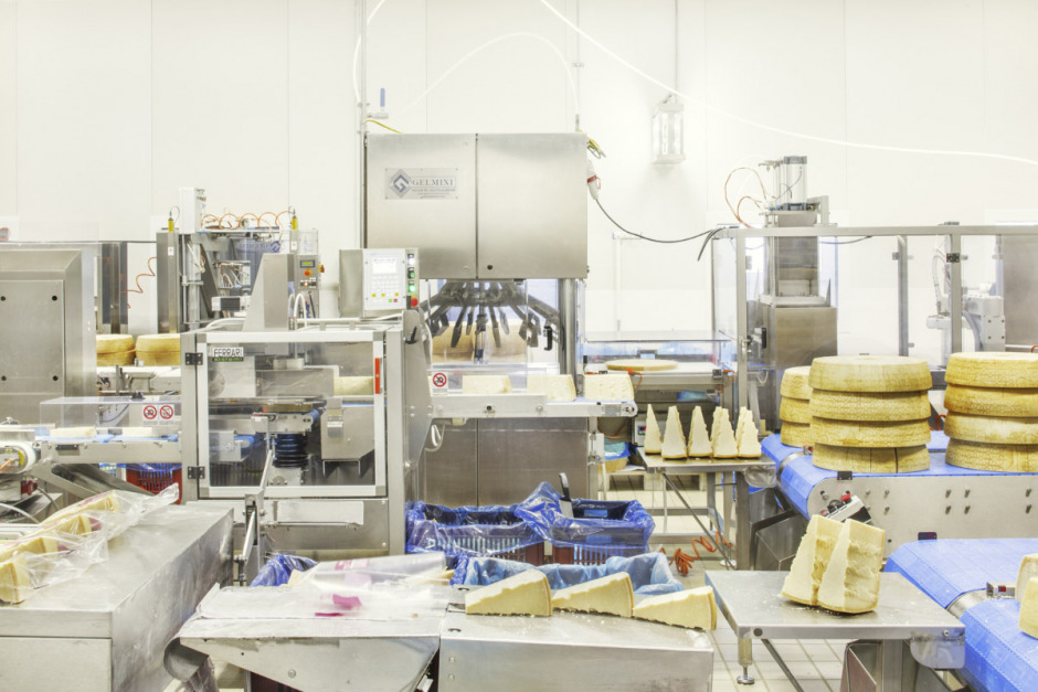 Italy, Brescia, September 10th 2014Ambrosi Company. Cutting and packaging.Italie, Brescia, 10 septembre 2014Entreprise Ambrosi. Découpe et emballage.Massimo Siragusa / Agence VU