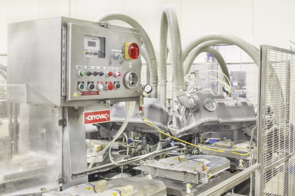 Italy, Brescia, September 10th 2014Ambrosi Company. Cutting and packaging area. Vacuum-packed machine.Italie, Brescia, 10 septembre 2014Entreprise Ambrosi. Zone de découpe et d'emballage. Machine sous vide.Massimo Siragusa / Agence VU