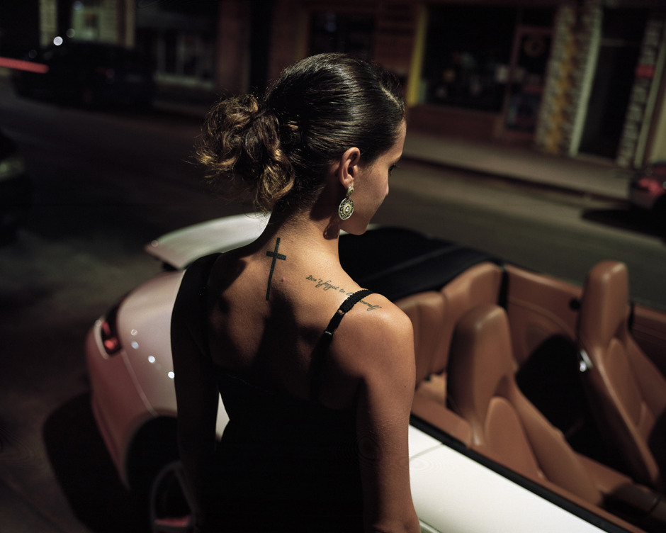 France, Bouches-du-RhÙne, Port Saint Louis du RhÙne, 2013Young woman in front of a sportscar.France, Bouches-du-RhÙne, Port Saint Louis du RhÙne, 2013Jeune femme devant une Porshe.Vincent Catala / Agence VU