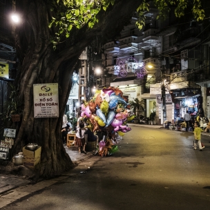 Vietnam, Hanoi, 24 April 2015Balloon sellerVietnam, Hanoi, 24 avril 2015Vendeuse de ballonsFranck Ferville / Agence VU