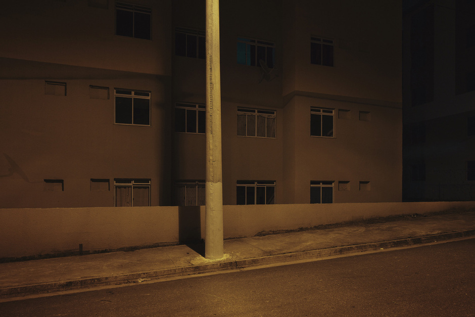 Brazil, Rio de Janeiro, June 25th 2016A street in ColÙnia Julia Moreira, around 9:00 p.m. Streets are desert, there is no light coming from the appartments, which somes are unoccupied. There is no local shop, nobody outside, not a sound. Some of the habitants regret conviviality and neighbours relationship. BrÈsil, Rio de Janeiro, 25 juin 2016Une allÈe de la ColÙnia Juliano Moreira, vers 21h. Les rues sont dÈsertes, peu ou pas de lumiËres dans des appartements qui ne sont pas tous occupÈs. Il n'y a pas de commerces de proximitÈ, personne dehors, pas un bruit. Certains habitants regrettent la convivialitÈ et les rapports de voisinage de la favela.Vincent Catala / Agence VU