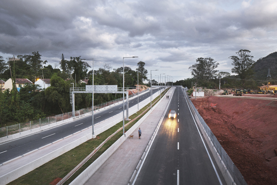 Brazil, Rio de Janeiro, June 26th 2016A few hundred feet from ColÙnia Juliano Moreira's MCMV program, the earthmoving works for the TransOlimpica, the expressway of 23 km which go through all the west area of the city, and serves some of olympics sites.The routing of this road was designed to get through the manes favelas of the city's west area what causes the evictions of their habitants and the creation of the MCMV programs. The TransOlimpica hadn't been launched yet, so the locals take a walk there on sundays.BrÈsil, Rio de Janeiro, 26 juin 2016¿ quelques centaines de mËtres du programme MCMV de la ColÙnia Juliano Moreira, les travaux de terrassement de la TransOlimpica, cette voie express de 23 kilomËtres qui traverse toute la zone ouest de la ville et desservira certains sites olympiques. Le tracÈ de cette route a ÈtÈ conÁu pour passer au milieu des principales favelas de la zone ouest de la ville, provoquant l'expulsion de leurs habitants et la crÈation des programmes MCMV. Pour l'heure la TransOlympique n'est pas encore inaugurÈe, et les riverains en profitent pour s'y promener le dimanche.Vincent Catala / Agence VU