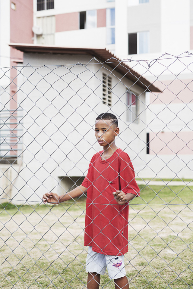 Brazil, Rio de Janeiro, June 26th 2016Kyke, 10 years old, kills time in the small public garden down his appartment's block.BrÈsil, Rio de Janeiro, 26 juin 2016Kyke, 10 ans, tue le temps dans le petit jardin public en bas de son bloc d'habitation.Vincent Catala / Agence VU