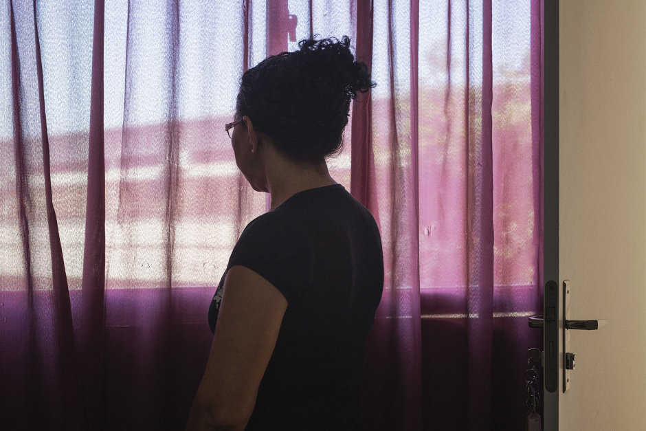 Brazil, Rio de Janeiro, June 27th 2016Francisca Bezerra, 48 years old, housewife. She refuses to be photographed from full-face "so she won't be in trouble, because this is a privilege to live here". She hated dirtyness and noise in the favela, but she complains about her appartment's windows which work badly, and are broken.BrÈsil, Rio de Janeiro, 27 juin 2016Francisca Bezerra, 48 ans, femme au foyer. Elle refuse d'Ítre photographiÈe de face "pour ne pas avoir de problËmes, car c'est un privilËge d'Ítre ici". Elle dÈtestait la saletÈ et le bruit de la favela, mais elle se plaint des fenÍtres de son appartement qui se ferment mal et finissent par casser.Vincent Catala / Agence VU