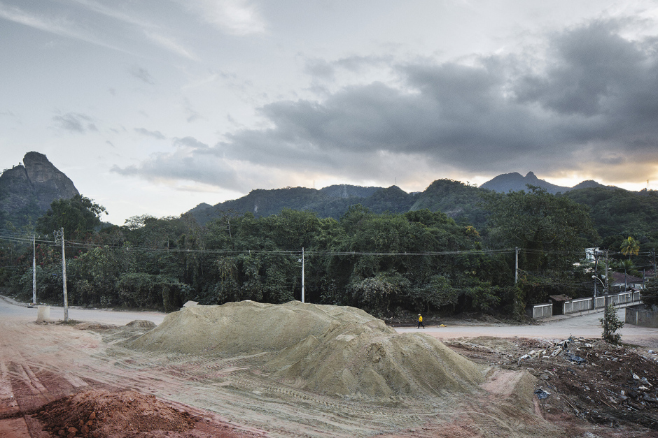 Brazil, Rio de Janeiro, June 26th 2016Isolated and stuck between Taquara and Curicica districts, the ColÙnia ins't easy to join. A bad path leads there, but is very dusty because of the Olympics Games related constructions work, which are close. BrÈsil, Rio de Janeiro, 26 juin 2016A l'Ècart et coincÈe entre les quartiers de Taquara et Curicica, la ColÙnia n'est pas facile d'accËs. Une mauvaise piste y mËne, trËs poussiÈreuse car des travaux liÈs aux Jeux Olympiques ont lieu ‡ peu de distance. Vincent Catala / Agence VU