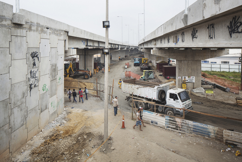 Brazil, Rio de Janeiro, June 29th 2016A few hundred feet from ColÙnia Juliano Moreira's MCMV program, the district is crossed by the TransOlimpica, an expressway of 23 km long.Its construction leads to the evictions of some communities, and to relocate them in the MCMV programs. Many habitants called this massive construction "the wall of shame". Constructions work are running late and the TransOlimpica is not finished yet.BrÈsil, Rio de Janeiro, juin 2016A quelques centaines de mËtres de ColÙnia, le quartier est traversÈ de part en part par par la TransOlympique, une double voie express de 23 kms de long. C'est sa construction qui a conduit ‡ expulser certaines communautÈs et ‡ les reloger dans des programmes MCMV. Beaucoup d'habitants surnomment cette construction massive "le mur de la honte". Les travaux ont pris du retard et la TransOlympique n'est pas encore terminÈe.Vincent Catala / Agence VU