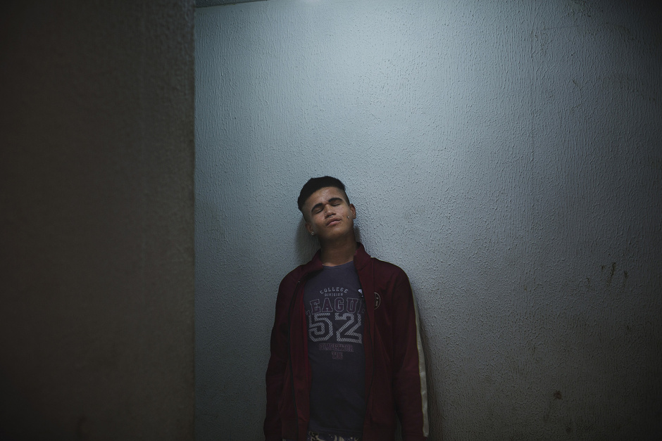 Brazil, Rio de Janeiro, June 30th 2016A teenager in the block 3 corridor, at night.BrÈsil, Rio de Janeiro, 30 juin 2016Un adolescent dans les couloirs du Bloc 3, le soir.Vincent Catala / Agence VU