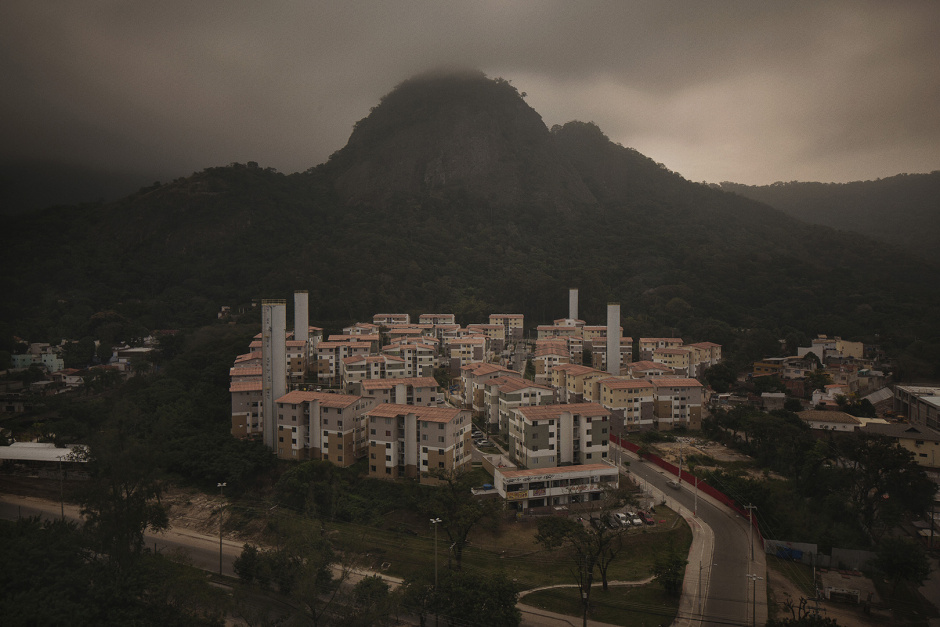Brazil, Rio de Janerio, July 1st 2016MCMV program of Parque Carioca, a few kilometers from ColÙnia.Daily life in this two facilities are really unlike. ColÙnia is on a plain, aside from evrything, with no insecurity problem. Parque Carioca looks like a fortified city, turned on itself, in the middle of an indistrual park. You enter on a recommandation, because the area is controled by the milice.BrÈsil, Rio de Janeiro, 1 juillet 2016Le programme MCMV de Parque Carioca, ‡ quelques kilomËtres de ColÙnia. La rÈalitÈ quotidienne des 2 complexes n'a rien ‡ voir. ColÙnia est installÈe sur une plaine, ‡ l'Ècart de tout, sans problËme particulier d'insÈcuritÈ. Parque carioca prend pour sa part des allures de ville fortifiÈe, fermÈe autour d'elle-mÍme, en pleine zone industrielle. On y pÈnËtre sur recommandation car le secteur est tenu par la milice.Vincent Catala / Agence VU