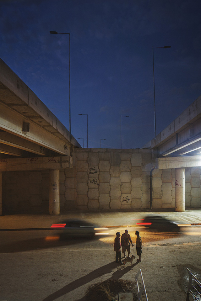 Brazil, Rio de Janeiro, June 29th 2016A few hundred feet from ColÙnia Juliano Moreira's MCMV program, the district is crossed by the TransOlimpica, an expressway of 23 km long.Its construction leads to the evictions of some communities, and to relocate them in the MCMV programs. Many habitants called this massive construction "the wall of shame".BrÈsil, Rio de Janeiro, 29 juin 2016¿ quelques centaines de mËtres de ColÙnia, le quartier est traversÈ de part en part par par la TransOlympique, une double voie express de 23 kms de long. C'est sa construction qui a conduit ‡ expulser certaines communautÈs et ‡ les reloger dans des programmes MCMV. Beaucoup d'habitants surnomment cette construction massive "le mur de la honte".Vincent Catala / Agence VU