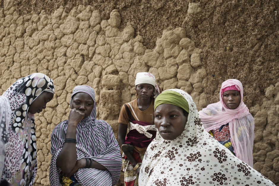 Niger, Zinder, Ragana, June 26th 2016In the Ragana village, where many inhabitants goes, at their owns risks, to beg in Algeria, women are waiting for the food aid distributed by a catholic NGO.Niger, Zinder, Ragana, 26 juin 2016Dans le village de Ragana d'où de nombreuses habitantes partent à leur risques et périls pour aller mendier en Algérie, des femmes attendent l'aide alimentaire distribuée par une ONG catholique.Michaël Zumstein / Agence VU