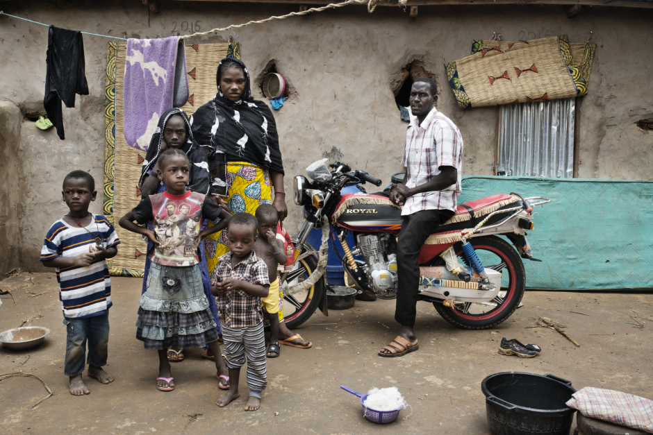 Niger, Zinder, Al Dawa, June 23rd 2016In Al Dawa, Abderrhamane Ibrahim Bala, 36 years old, poses with his first wife Ladidi, 32 years old, and his children. He went with them in Algeria, to beg.With the money they gathered, they bought a motorbike, sheets metal for the house, a beef and two fields.Niger, Zinder, El Dawa, 23 juin 2016Dans le village d'El Dawa, Abderrhamane Ibrahim Bala, 36 ans pose avec sa première femme Ladidi, 32 ans et ses enfants. Il a accompagné sa femme et ses enfants pour partir mendier en Algérie.Avec l'argent récolté là bas, ils ont acheté une moto, des tôles pour la maison, un boeuf et deux champs. Michaël Zumstein / Agence VU