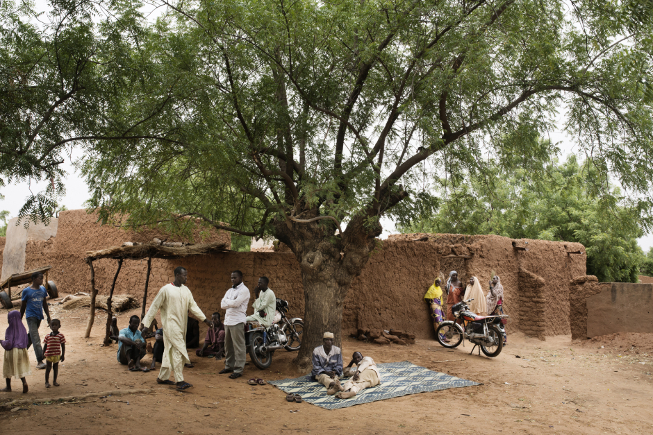 Niger, Zinder, Al Dawa, June 23rd 2016During Ramadan, men are resting on a mat, in a lane of El Dawa.Niger, Zinder, El Dawa, 23 juin 2016Pendant la période du Ramadan, des hommes se reposent sur une natte dans une ruelle du village d'El Dawa.Michaël Zumstein / Agence VU