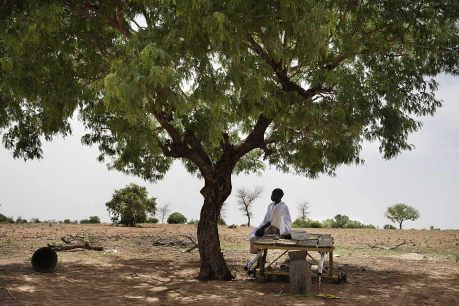 Niger, Zinder, June 26th 2016Fassouma Ousmane, 35 ans, 8 children, poses near the field she cultivates with her family.Her husband hadn't work in the field since 2 years, after he had an accident in Nigeria.Niger, Zinder, 26 juin 2016Fassouma Ousmane, 35 ans, 8 enfants, pose à proximité du champ qu'elles cultive avec sa famille. Après un accident au Nigéria, son mari ne travaille plus au champ depuis deux ans.Michaël Zumstein / Agence VU