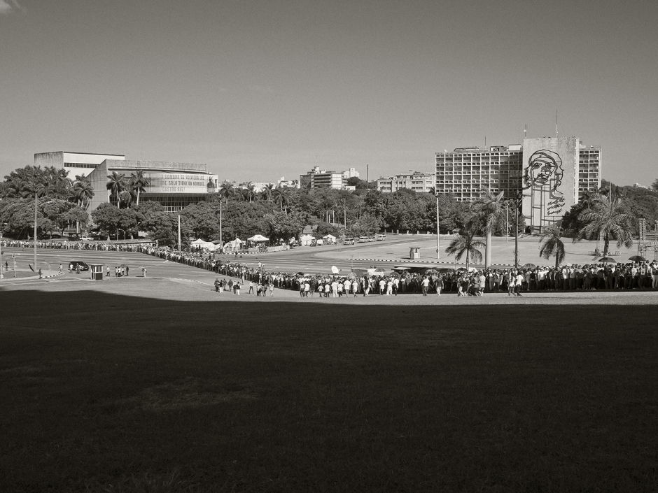 Cuba, Havana, 29 November 2016A huge line has formed on Revolution Square in Havana, composed of Cubans who have come to greet Fidel Castro for the last time.Cuba, La Havane, 29 novembre 2016Une immense file d'attente s?est formÈe Place de la RÈvolution ‡ La Havane, composÈe de Cubains venus pour saluer une derniËre fois Fidel Castro.Pierre-Elie de Pibrac / Agence VU