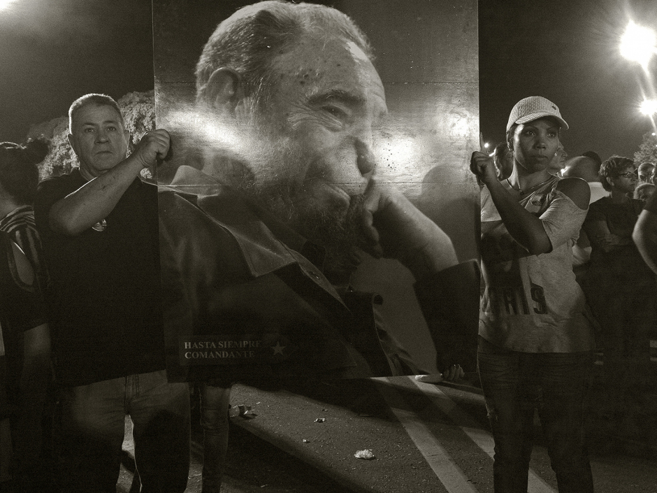 Cuba, Havana, 29 November 2016Two Cubans carrying a portrait of Fidel Castro shorty after the announcement of his death.Cuba, La Havane, 29 novembre 2016Deux Cubains portant fiËrement un portrait de Fidel Castro peu de temps aprËs l?annonce de sa mort.Pierre-Elie de Pibrac / Agence VU
