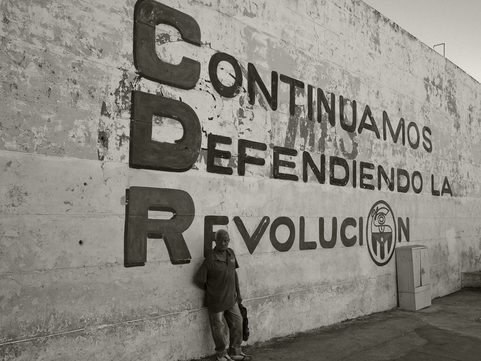 Cuba, Havana, 30 November 2016A wall in the streets of Havana on which the meaning of the CDR (Revolution Defense Committee) has been changed into We still defend Revolution.Cuba, La Havane, 30 novembre 2016Mur dans les rues de La Havane sur lequel la signification du CDR (ComitÈ de DÈfense de la RÈvolution) a ÈtÈ transformÈ en Nous continuons ‡ dÈfendre la RÈvolution.Pierre-Elie de Pibrac / Agence VU