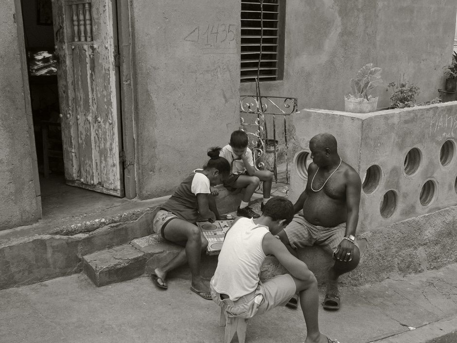 Cuba, Havana, 01 December 2016Cubans playing games in the street in front of their house were footage of Fidel Castro's funeral caravan are being shown by every TV channel.Cuba, La Havane, 1 dÈcembre 2016Des Cubains jouant ‡ un jeu de sociÈtÈ dans la rue devant leur maison o˘ passent en boucle ‡ la tÈlÈvision, sur toutes les chaÓnes, les images de la caravane funÈraire de Fidel Castro.Pierre-Elie de Pibrac / Agence VU