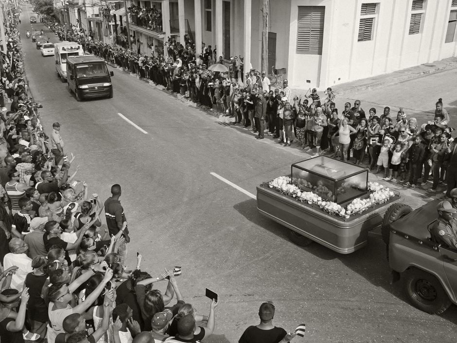 Cuba, 03 December 2016Fidel Castro's funeral caravan is passing through a small town in Central Cuba. The inhabitants are gathered on the side of the road since 6 am.Cuba, 3 dÈcembre 2016La caravane funÈraire de Fidel Castro passe dans une petite ville du centre de Cuba. Les habitants sont massÈs sur les bords de la route depuis 6 heures du matin.Pierre-Elie de Pibrac / Agence VU
