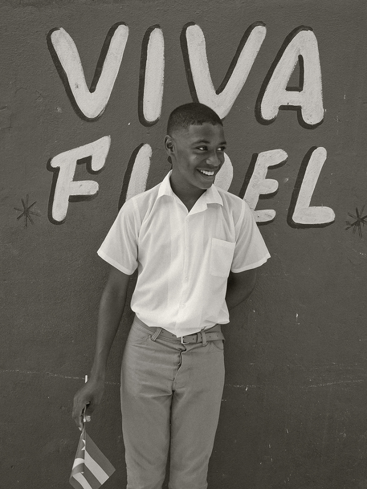 Cuba, Santiago de Cuba, 03 December 2016A young Cuban with his flag in front of a wall on which has been written Viva Fidel.Cuba, Santiago de Cuba, 3 dÈcembre 2016Jeune cubain avec son drapeau devant un mur sur lequel a ÈtÈ Ècrit Viva Fidel.Pierre-Elie de Pibrac / Agence VU