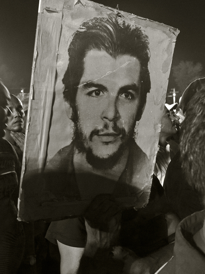 Cuba, Santiago de Cuba, 03 December 2016Portrait of Che (Che Guevara), in the crowd of Cubans gathered in the Revolution Square of Santiago de Cuba on the day of the arrival of Fidel Castro's funeral caravan.Cuba, Santiago de Cuba, 3 dÈcembre 2016Portrait du Che (Che Guevara), dans la foule des Cubains rÈunis sur la Place de la RÈvolution de Santiago de Cuba le jour de l?arrivÈe de la caravane funÈraire de Fidel Castro.Pierre-Elie de Pibrac / Agence VU