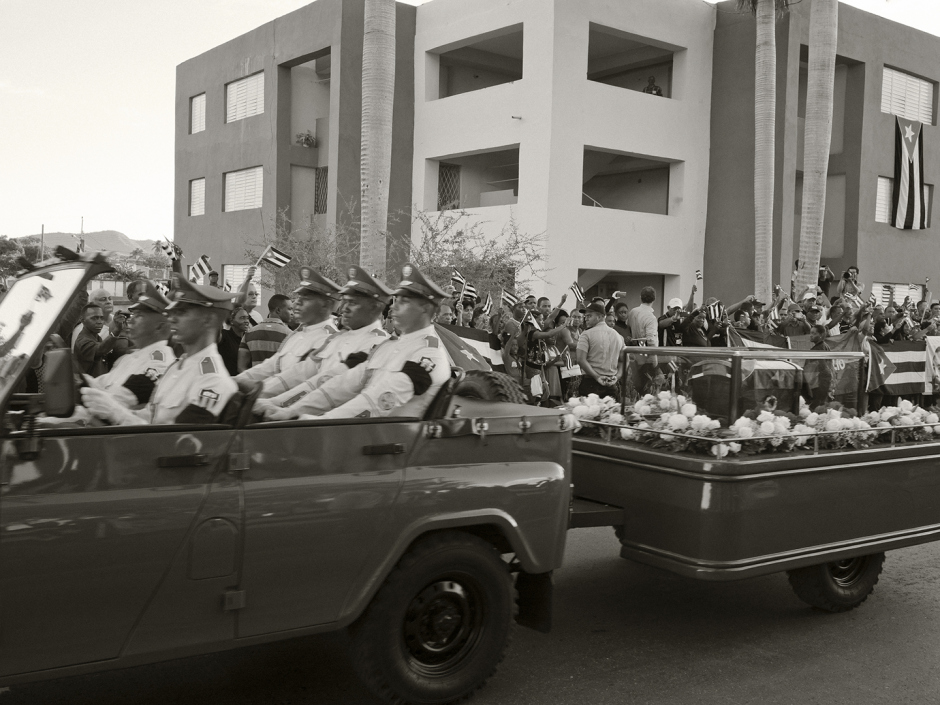 Cuba, Santiago de Cuba, 04 December 2016Arrival of the funeral caravan of Fidel Castro at the cemetery of Santa Ifigenia de Santiago de Cuba after 5 days of crossing the country. Cuban flags were distributed to all those present. Cuba, Santiago de Cuba, 4 dÈcembre 2016ArrivÈe de la caravane funÈraire de Fidel Castro au cimetiËre de Santa Ifigenia de Santiago de Cuba aprËs 5 jours de traversÈe du pays. Des drapeaux cubains ont ÈtÈ distribuÈ ‡ toutes les personnes prÈentes. Pierre-Elie de Pibrac / Agence VU