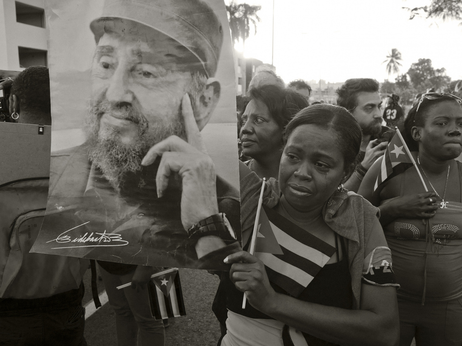 Cuba, Santiago de Cuba, 04 December 2016A Cuban mourning in front of the Santa Ifigenia cemetery in Santiago de Cuba after Fidel Castro's funeral caravan has passed.Cuba, Santiago de Cuba, 4 dÈcembre 2016Une Cubaine en deuil devant le cimetiËre de Santa Ifigenia de Santiago de Cuba aprËs le passage de la caravane funÈraire de Fidel Castro.Pierre-Elie de Pibrac / Agence VU