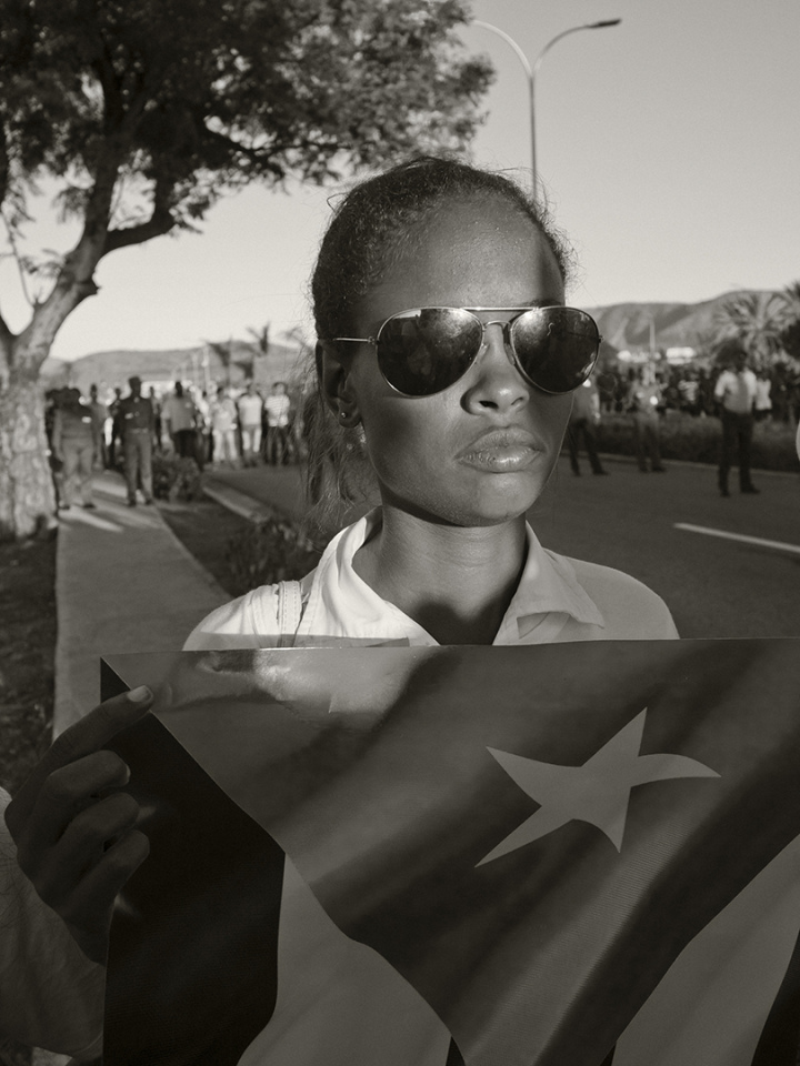 Cuba, Santiago de Cuba, 04 December 2016A Cuban woman preventing people from gathering in front of the Santa Ifigenia cemetery in Santiago de Cuba and proudly carrying a Cuban flag.Cuba, Santiago de Cuba, 4 dÈcembre 2016Une Cubaine enpÍchant les gens de s?atrouper devant le cimetiËre Santa Ifigenia de Santiago de Cuba et portant fiËremebt un drapeau de Cuba.Pierre-Elie de Pibrac / Agence VU