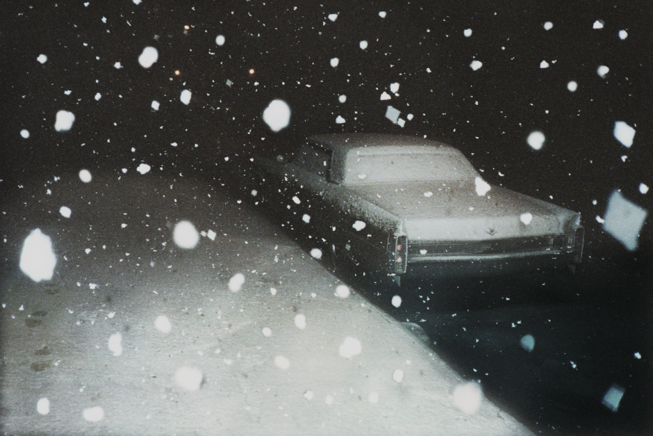 USA, New York, 2011Old car with snow.USA, New York, 2011Vieille voiture sous la neige.Monika Macdonald / Agence VU